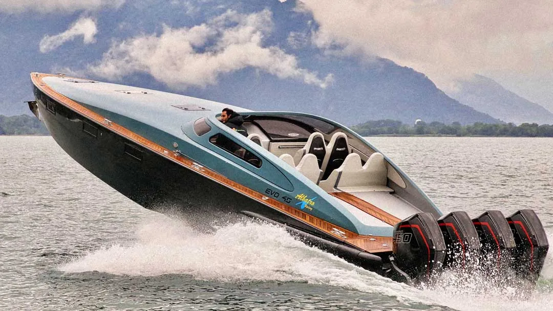 L'Albatro EVO 45 in accelerazione con le montagne sullo sfondo
