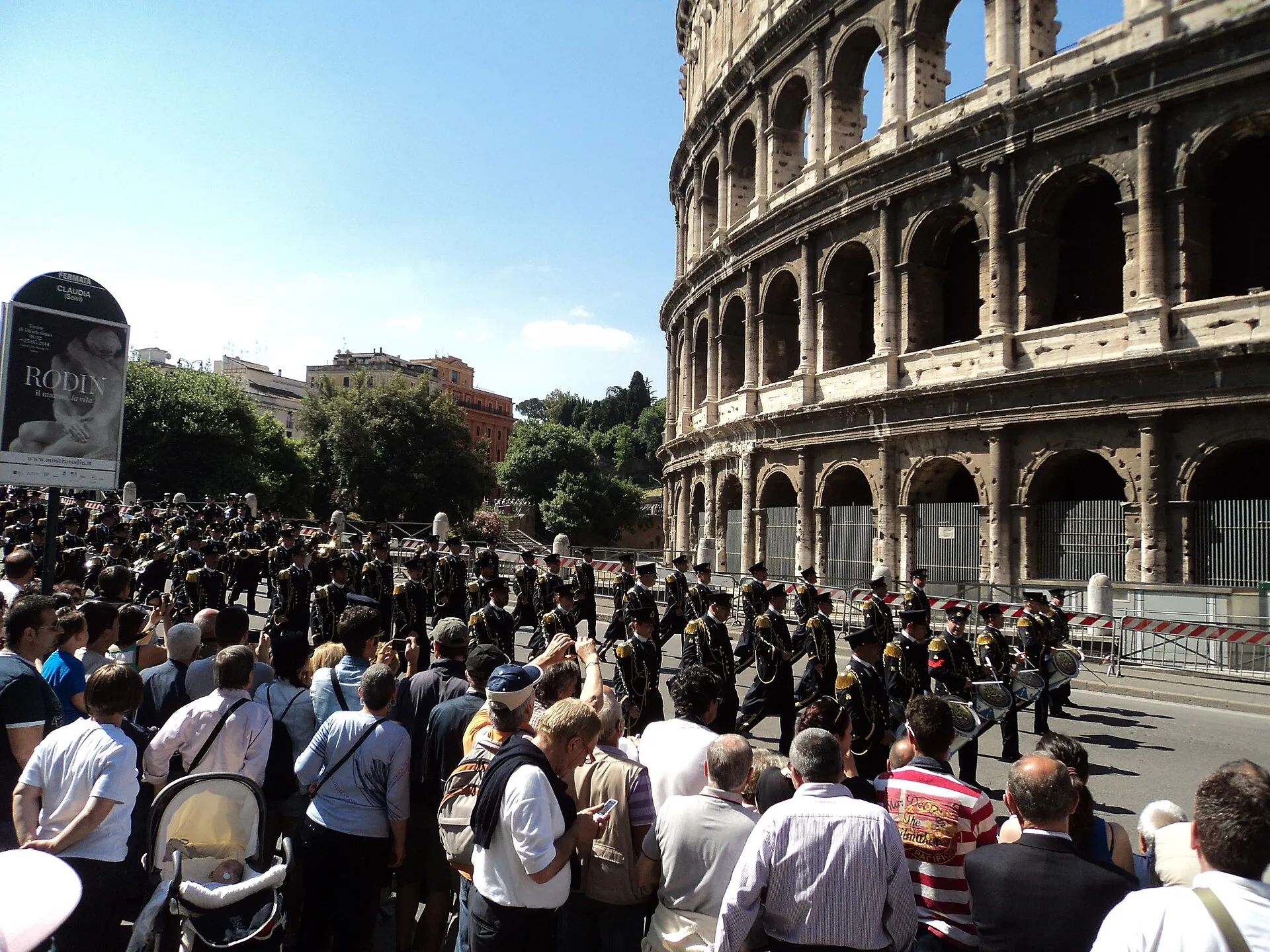 Una banda militare sfila davanti al Colosseo durante la parata del 2 giugno