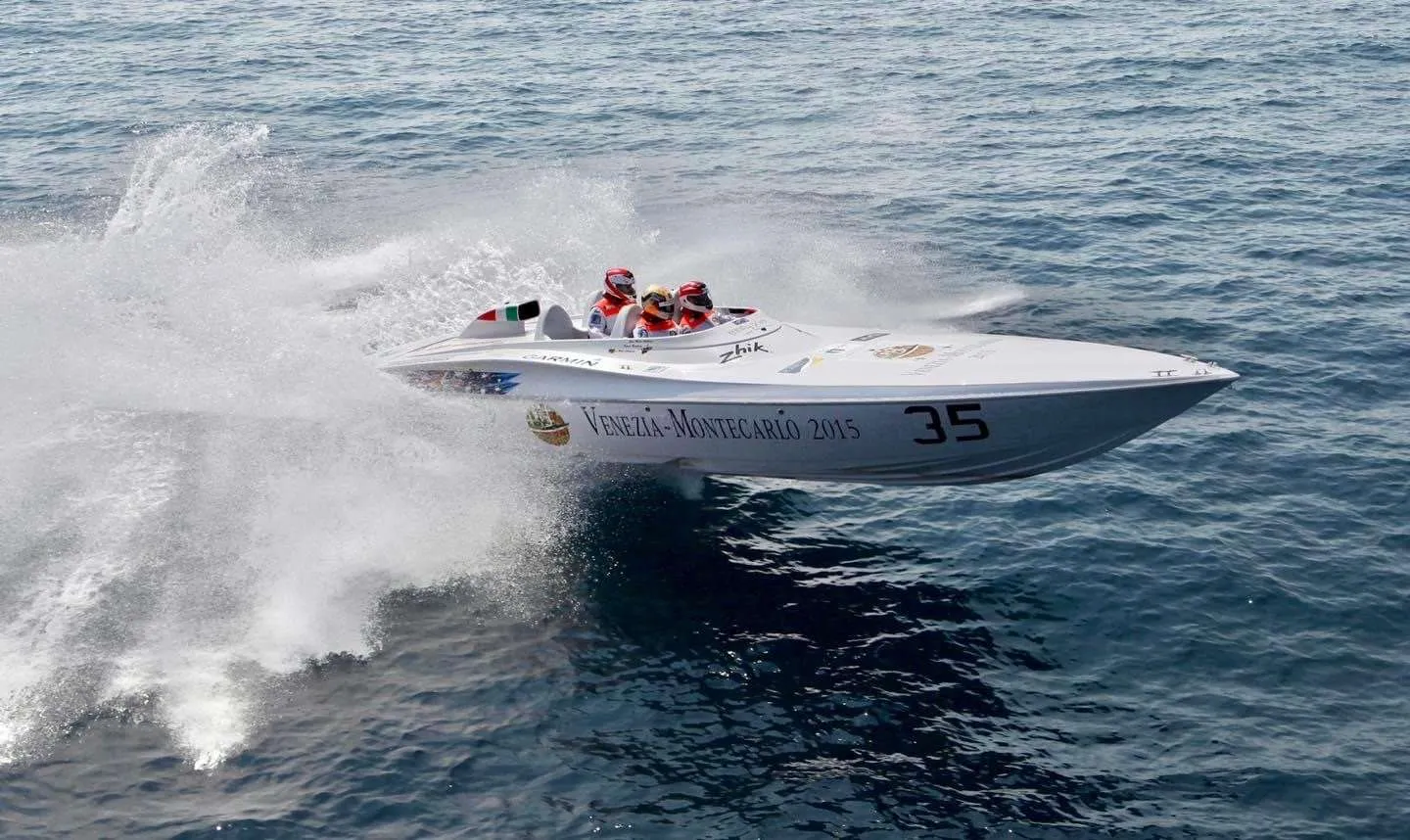Lo scafo numero 35 della Venezia-Montecarlo 2015 in piena planata tra gli spruzzi
