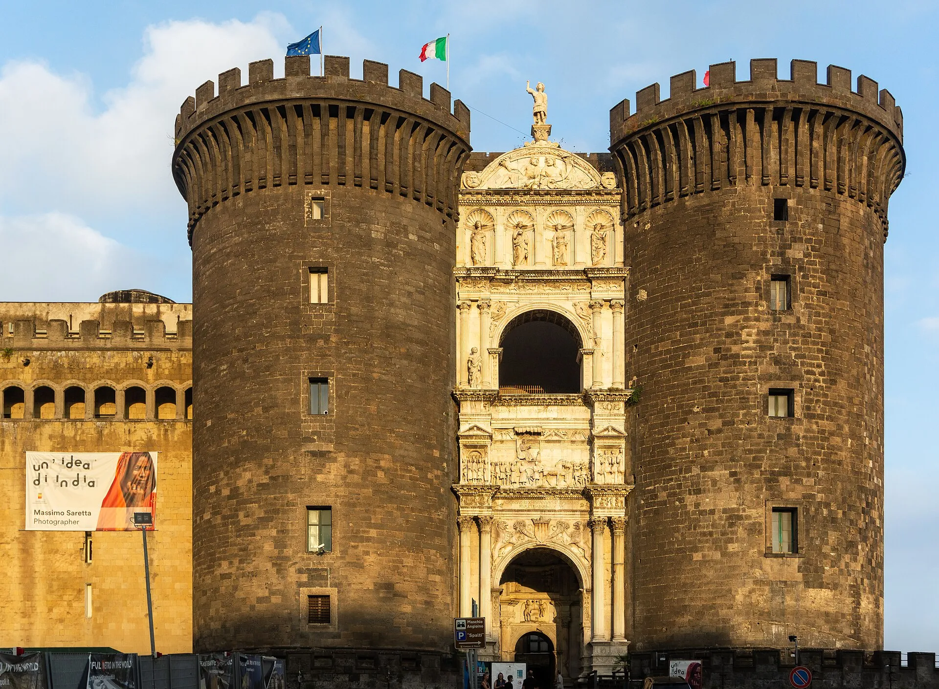 Le torri del Maschio Angioino e l'arco trionfale aragonese nella luce del tramonto