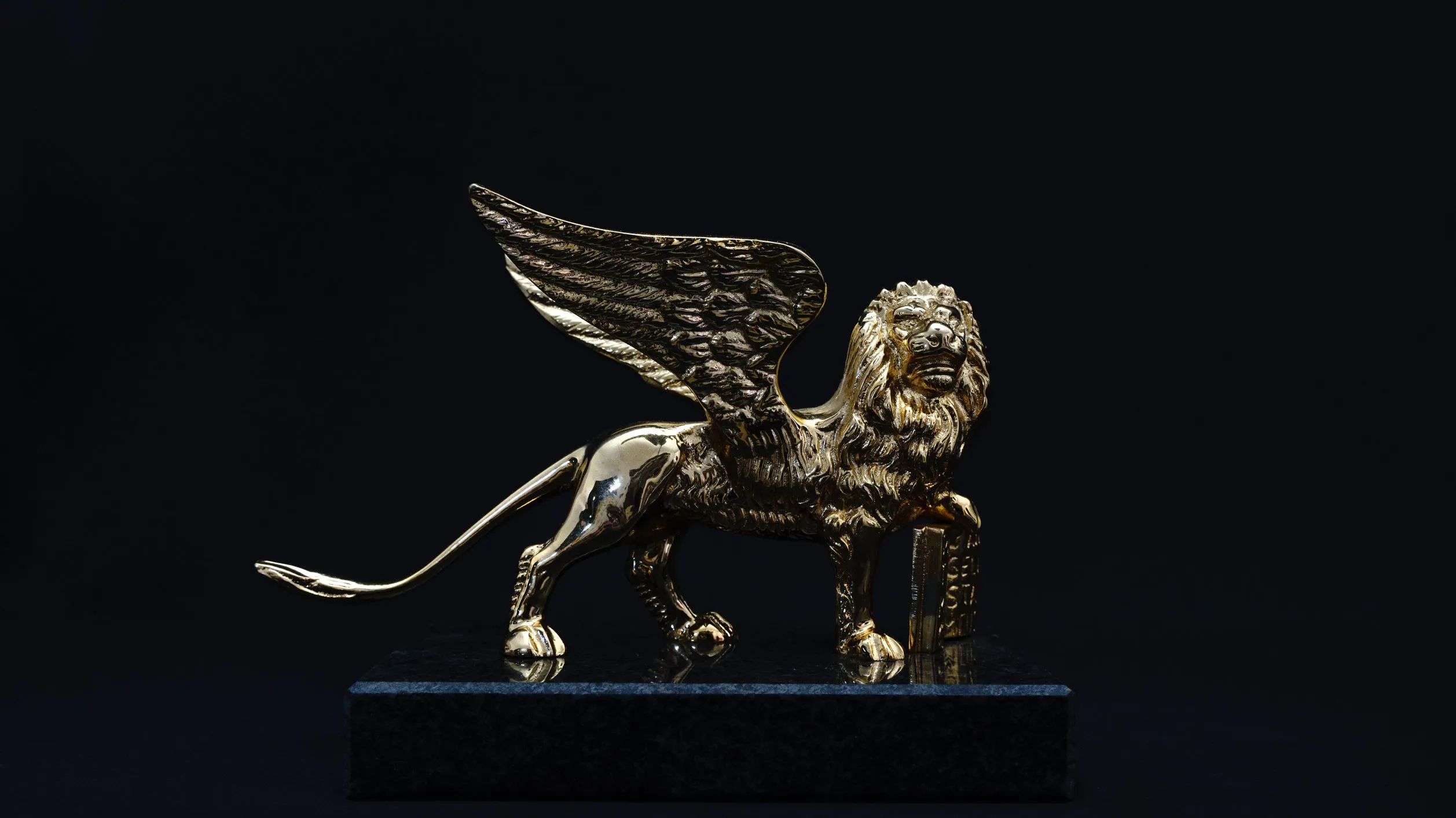 Il Leone di San Marco dorato, trofeo della Venezia-Montecarlo, su base di marmo nero