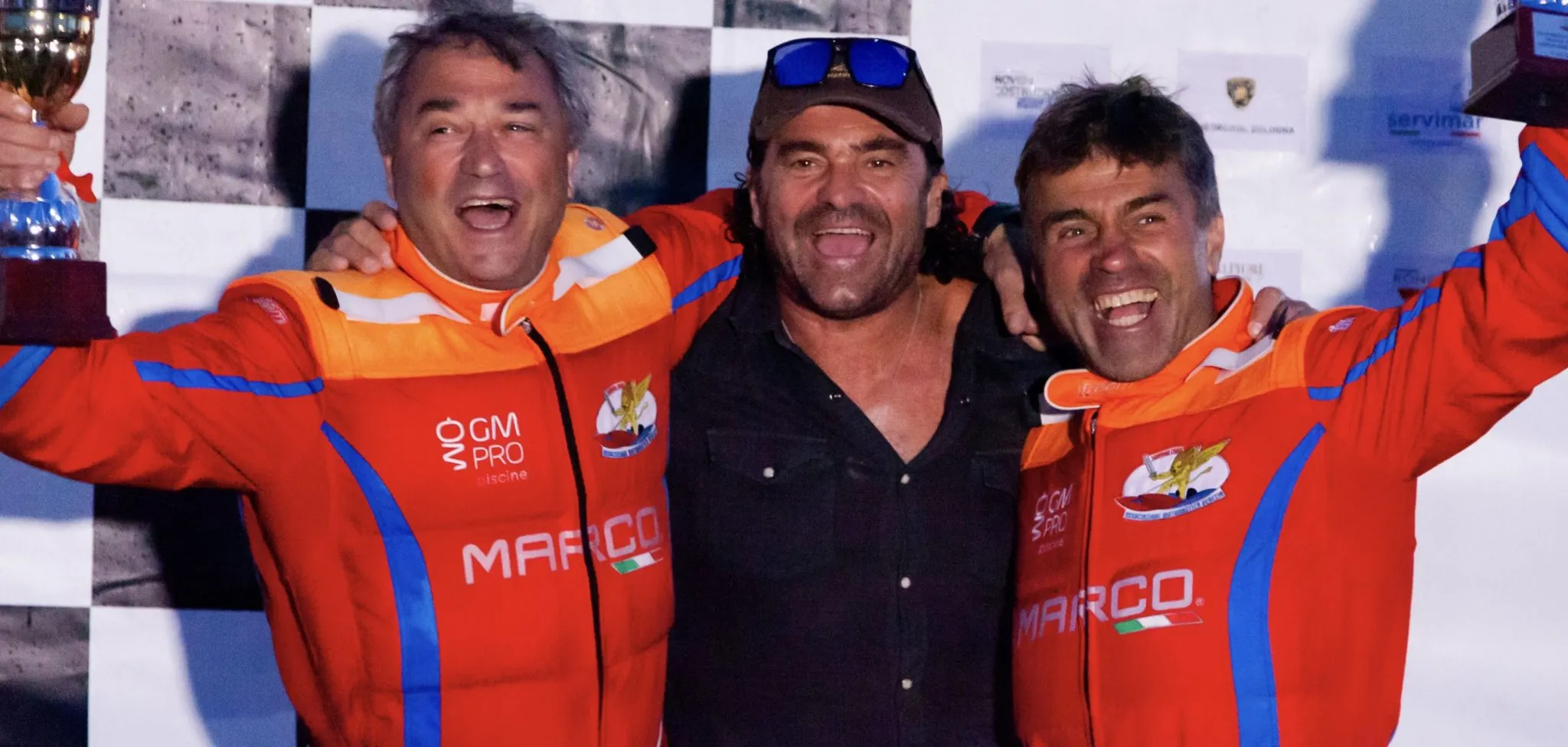 Festa sul podio con i trofei alzati al cielo