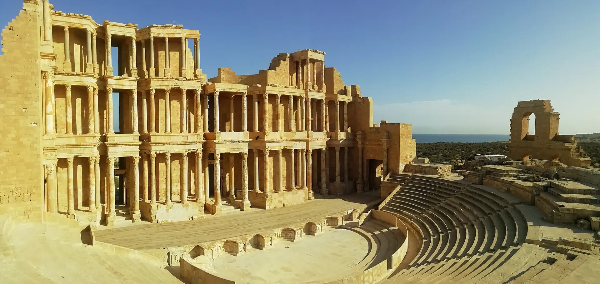 La scena monumentale del teatro romano di Sabratha, in Libia, con il Mediterraneo alle spalle