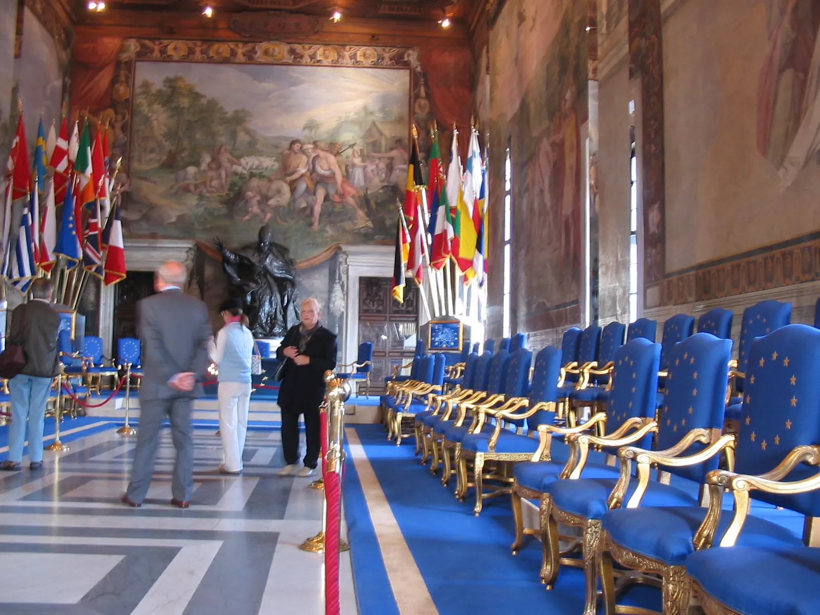La Sala degli Orazi e Curiazi allestita per la cerimonia, con le bandiere dei paesi membri e le sedute blu