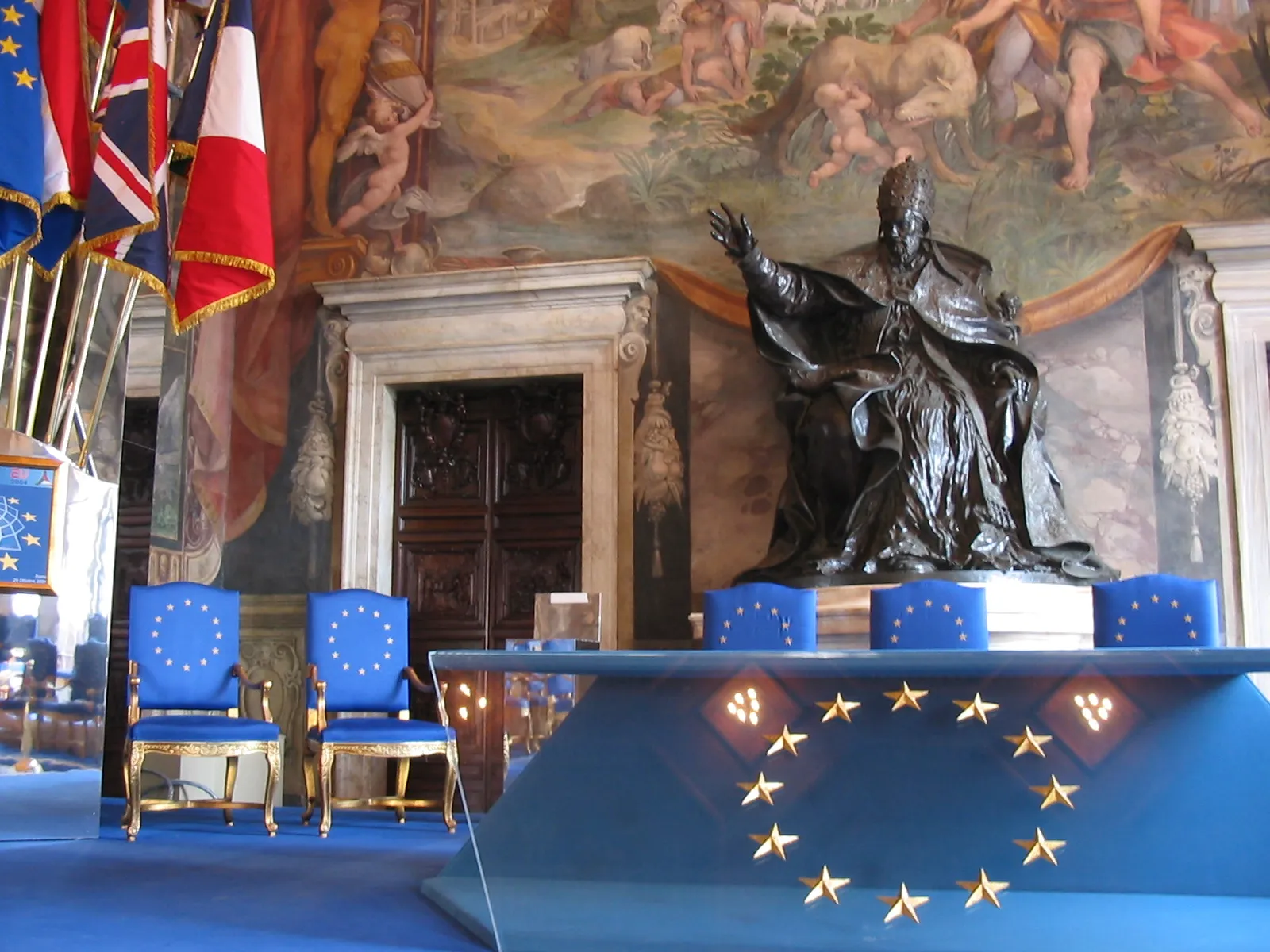 Il tavolo della firma con le stelle dorate dell'Unione Europea davanti alla statua di Innocenzo X