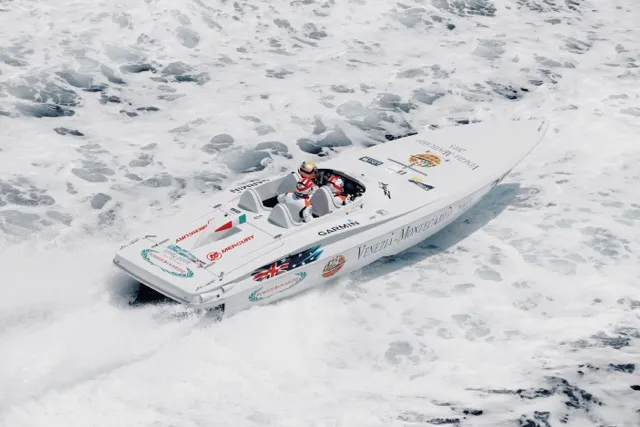 La barca vincitrice con livrea Venezia-Montecarlo nella schiuma bianca della scia