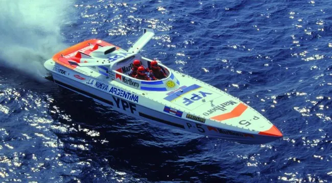 Scafo storico YPF La Nueva Argentina in navigazione, ripreso dall'alto
